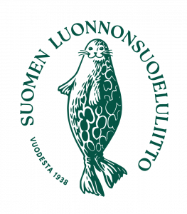 Logo of Suomen Luonnonsuojeluliitto, showing a realistic drawing of a Saimaa ringed seal upright in the water in dark green.